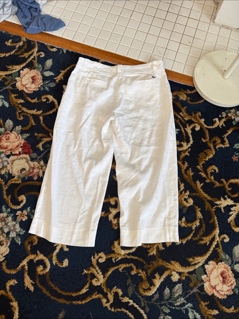 Vineyard Vines White Linen Capris- worn a few times. 120 retail